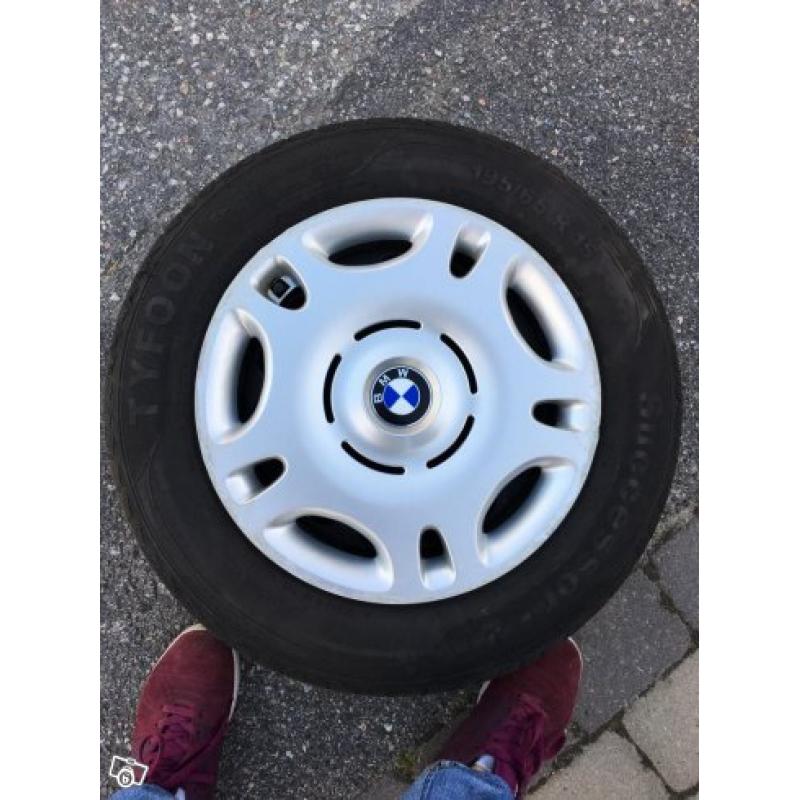 195/65 R15 - med Bmw original Navkapslar.