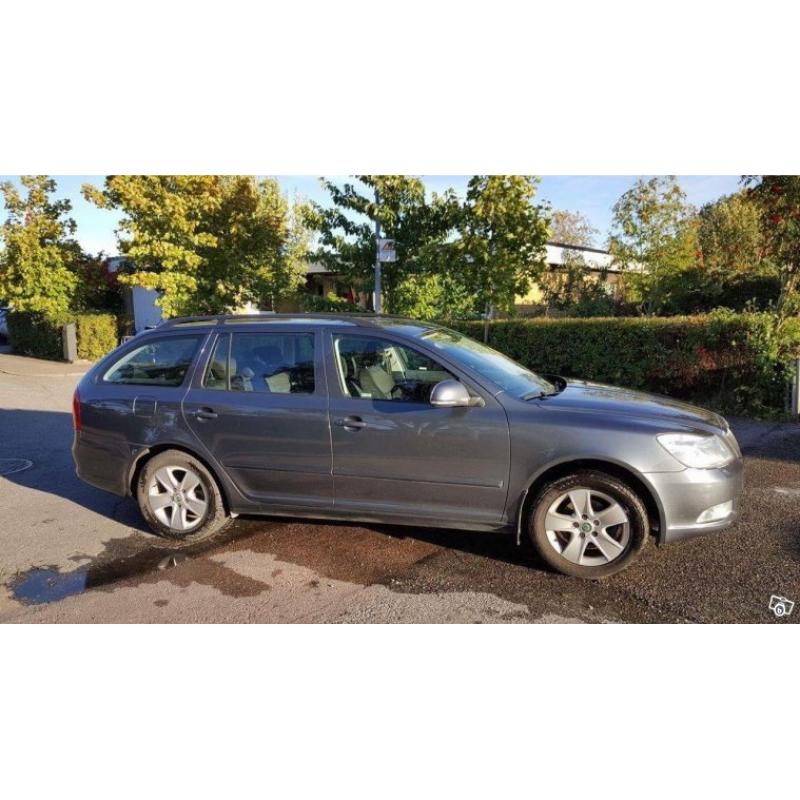 Välvårdad Skoda Octavia Combi 2.0 TDI -10