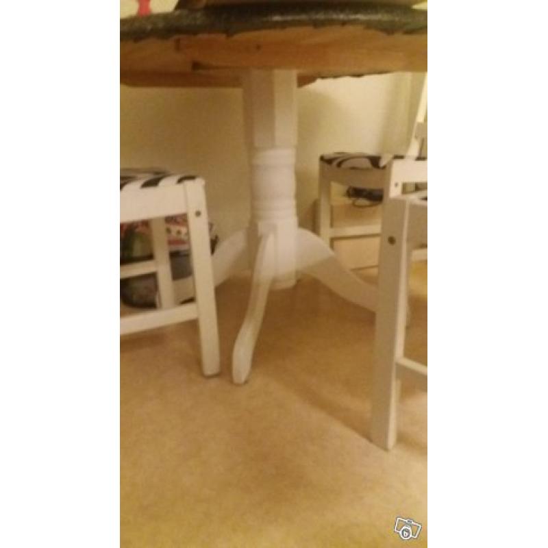 Runt köksbord med 4 klädda stolar